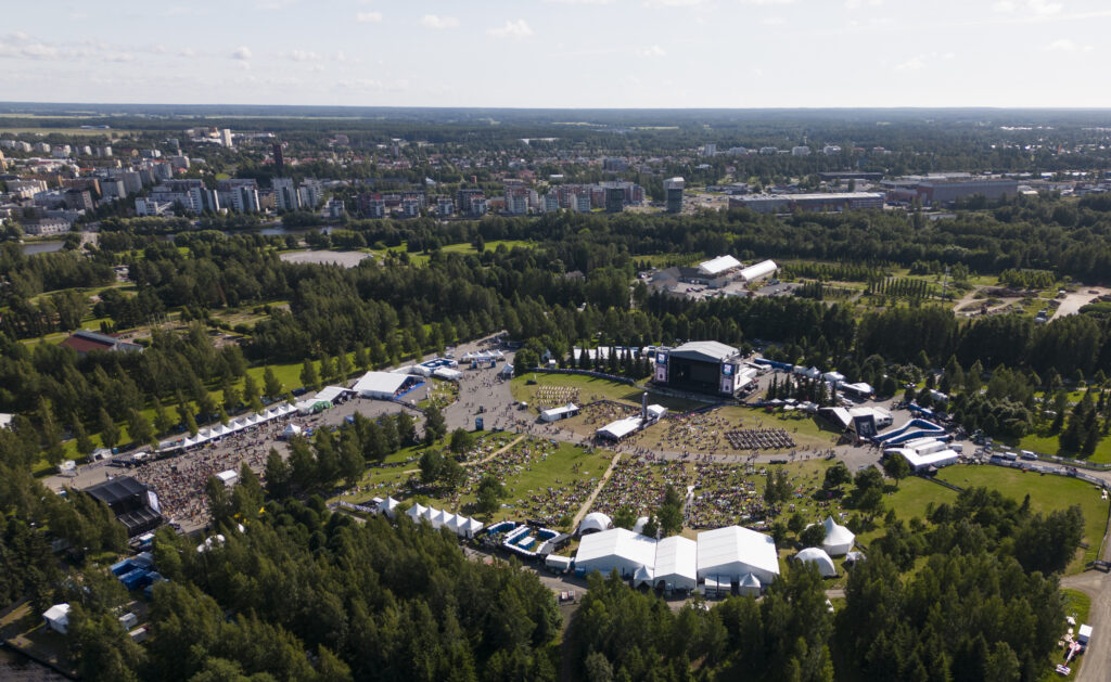 Ilmakuva Kirjurinluodon alueesta aurinkoisena kesäpäivänä tapahtuma-aikana.
