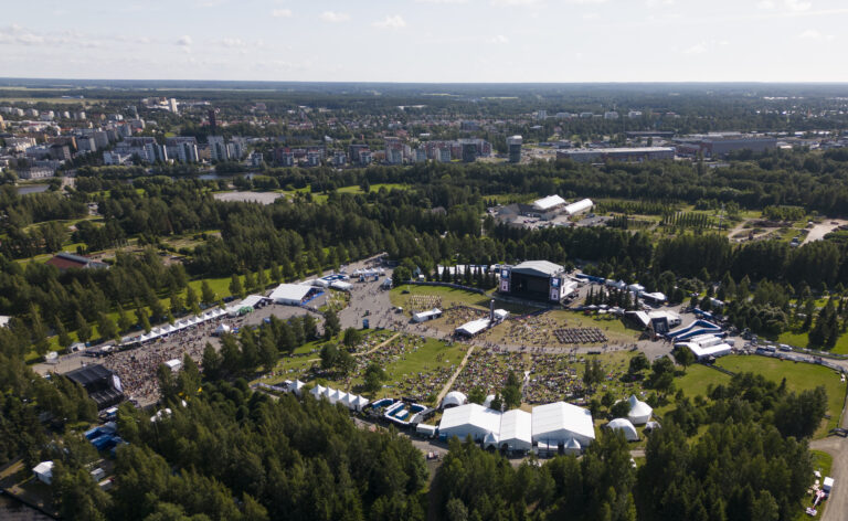 Ilmakuva Kirjurinluodon alueesta aurinkoisena kesäpäivänä tapahtuma-aikana.