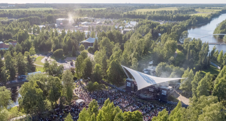 Ilmakuva Porin Kirjurinluodon lokkilavan alueesta aurinkoisena päivänä.