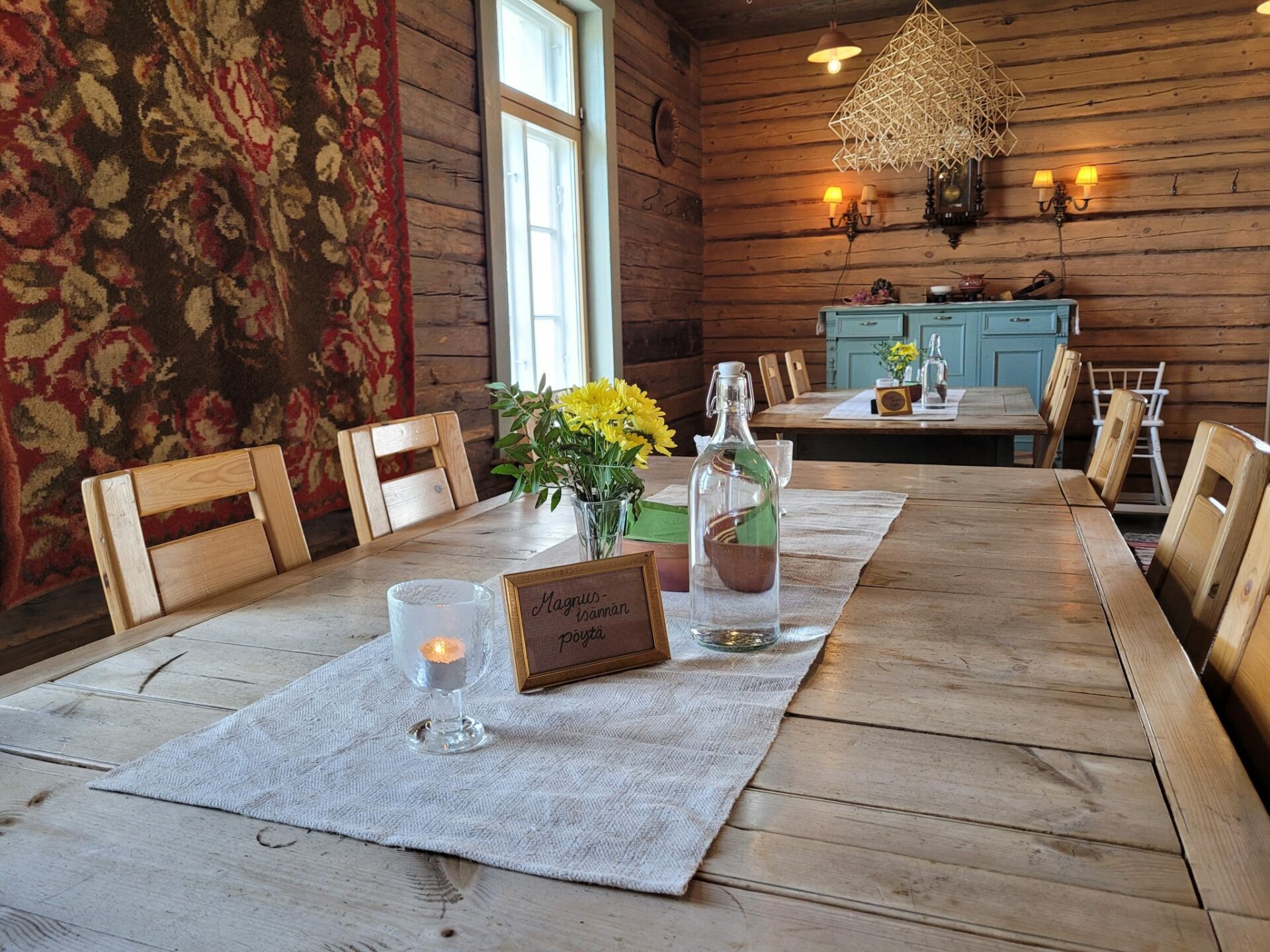 Lunch-café Harjun Tupa tables with candles and flowers