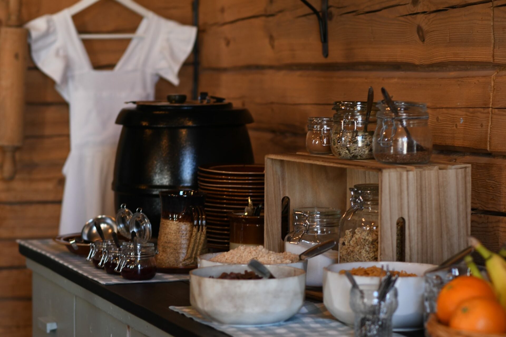 Lunch café Harjun Tupa with breakfast table and porridge stove