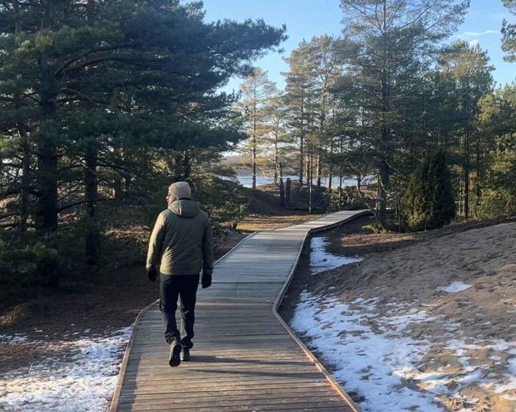 A man walking on a duckboard in Yyteri in winter