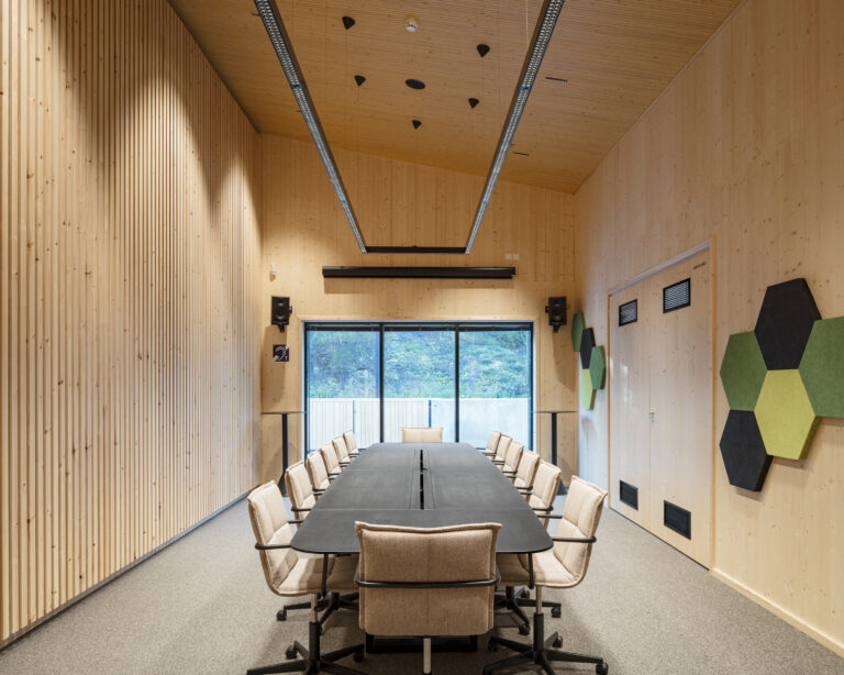 Yyterin vierailukeskuksen kabinetti: pitkä pöytä, jonka ympärillä tuoleja