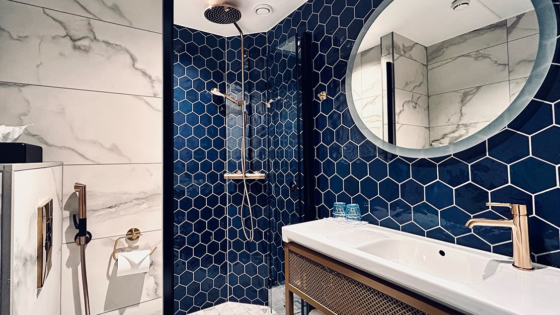Original Sokos Hotel Vaakuna blue-white bathroom