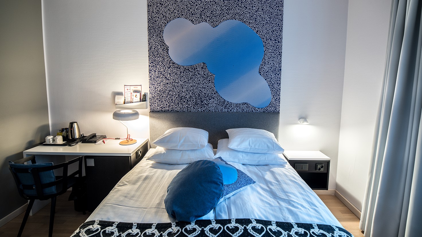 Original Sokos Hotel Vaakuna standard room with bed and desk.