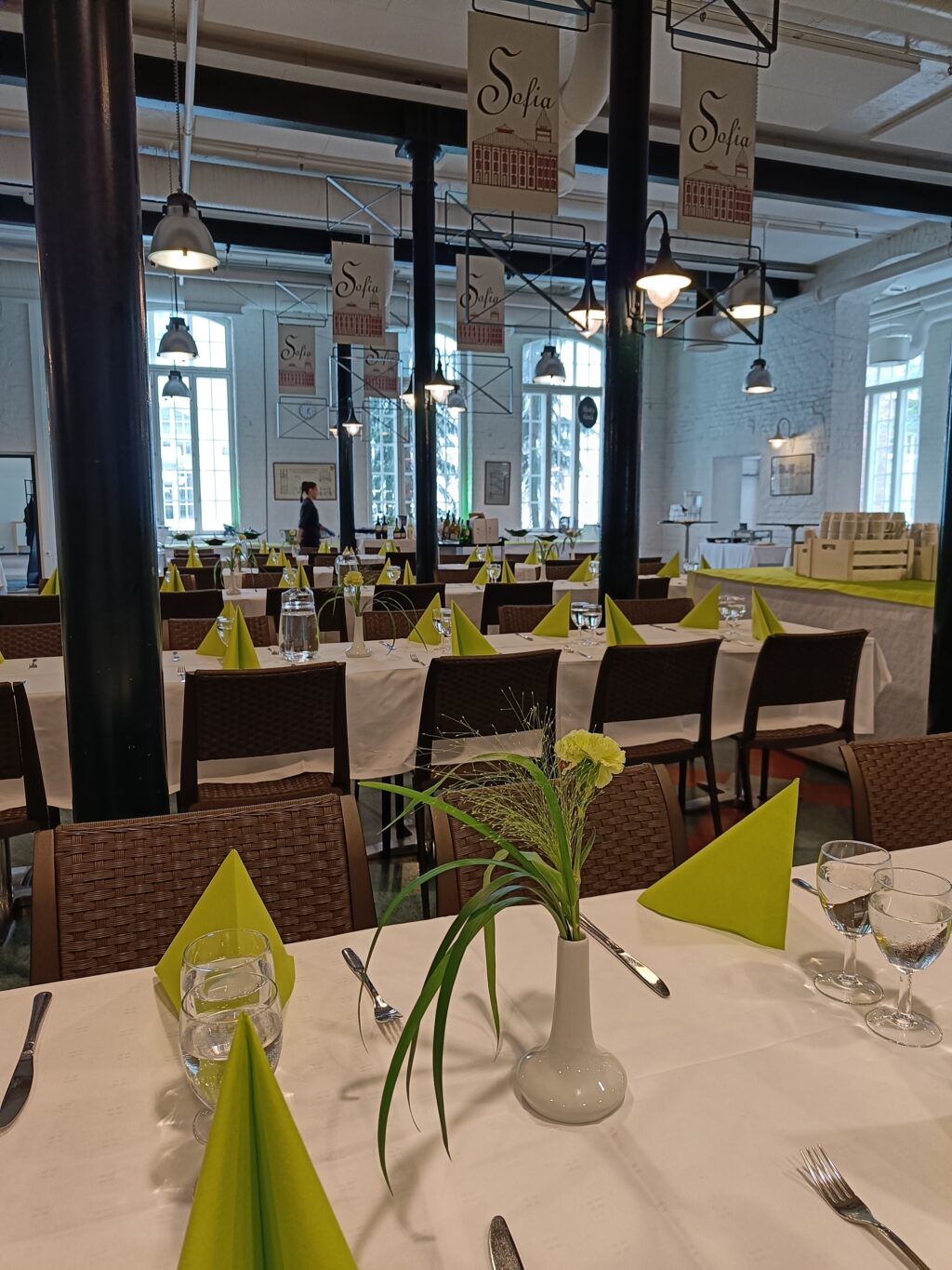 Ravintola Sofian ravintolasalin pöydät katettuna kevään vihreään.