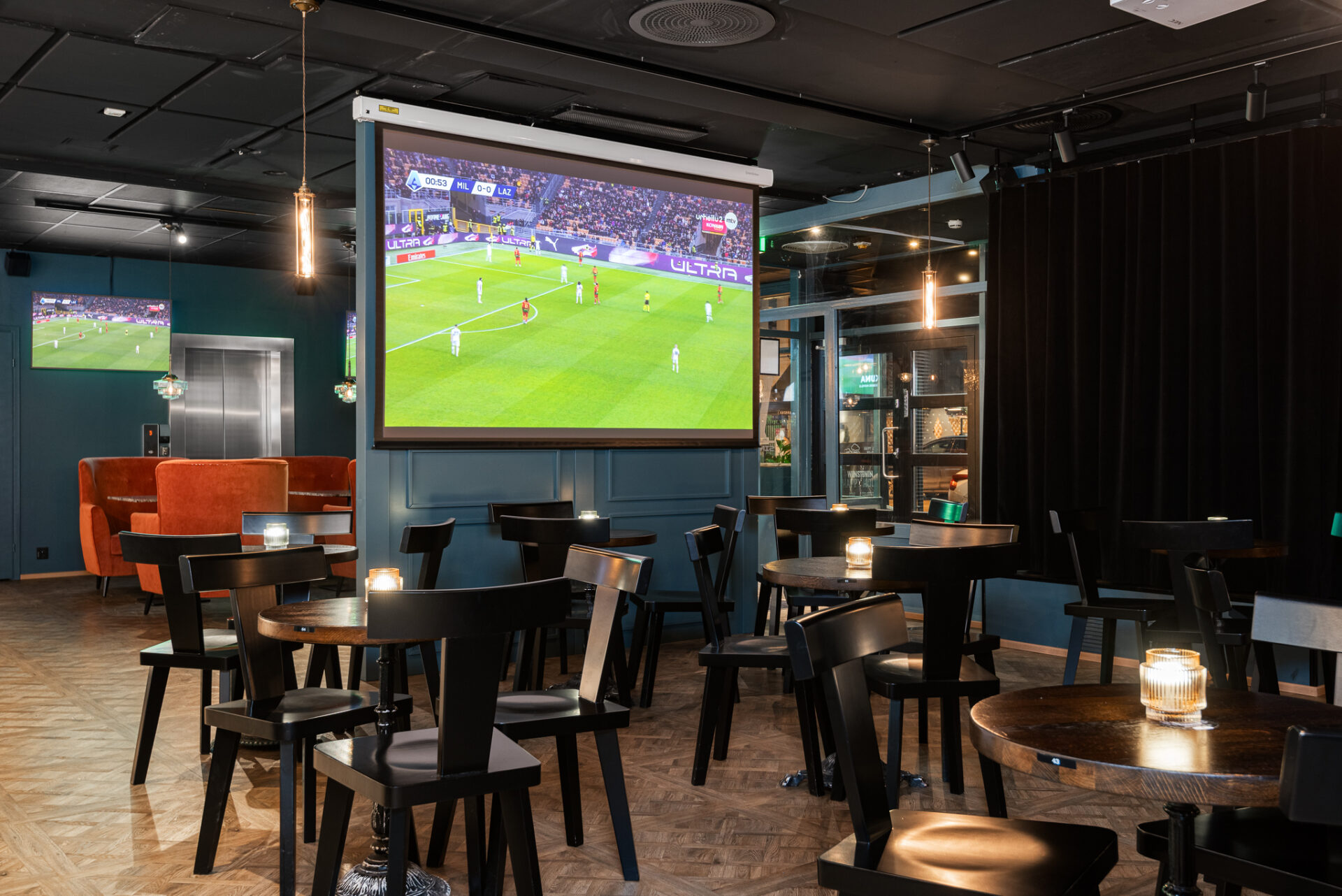 Winston Pori is a sports bar with large TV screens that can be watched from groups of tables and armchairs.