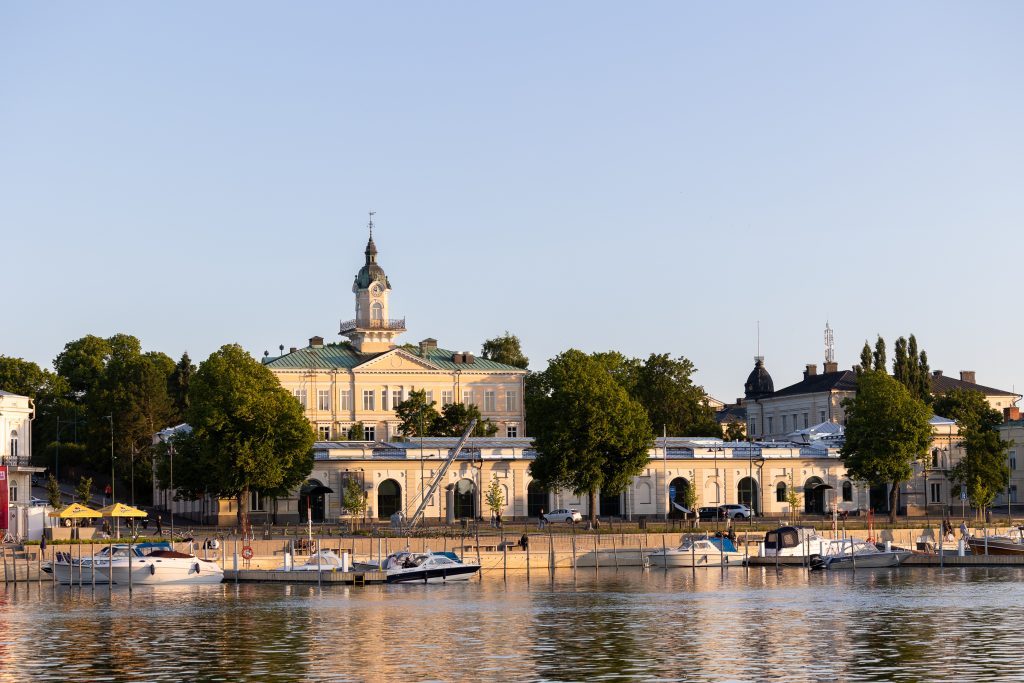 Porin Etelärannan aluetta kesällä joelta päin kuvattuna