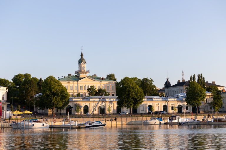 Porin Etelärannan aluetta kesällä joelta päin kuvattuna