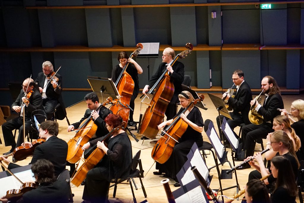 Pori Sinfonietta esiintymässä Promenadisalin lavalla