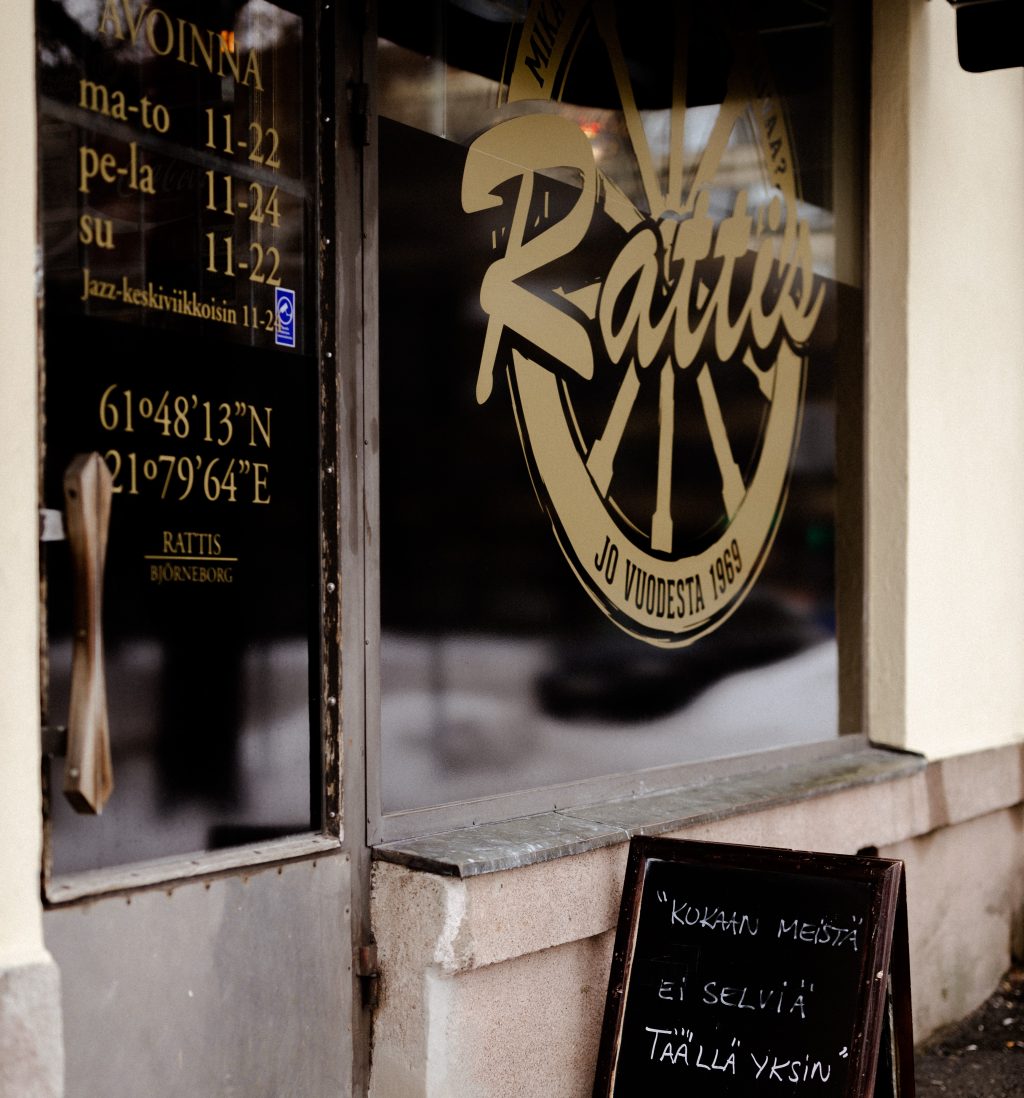 Ravintola Rattiksen ulko-ovi ja logo ikkunassa