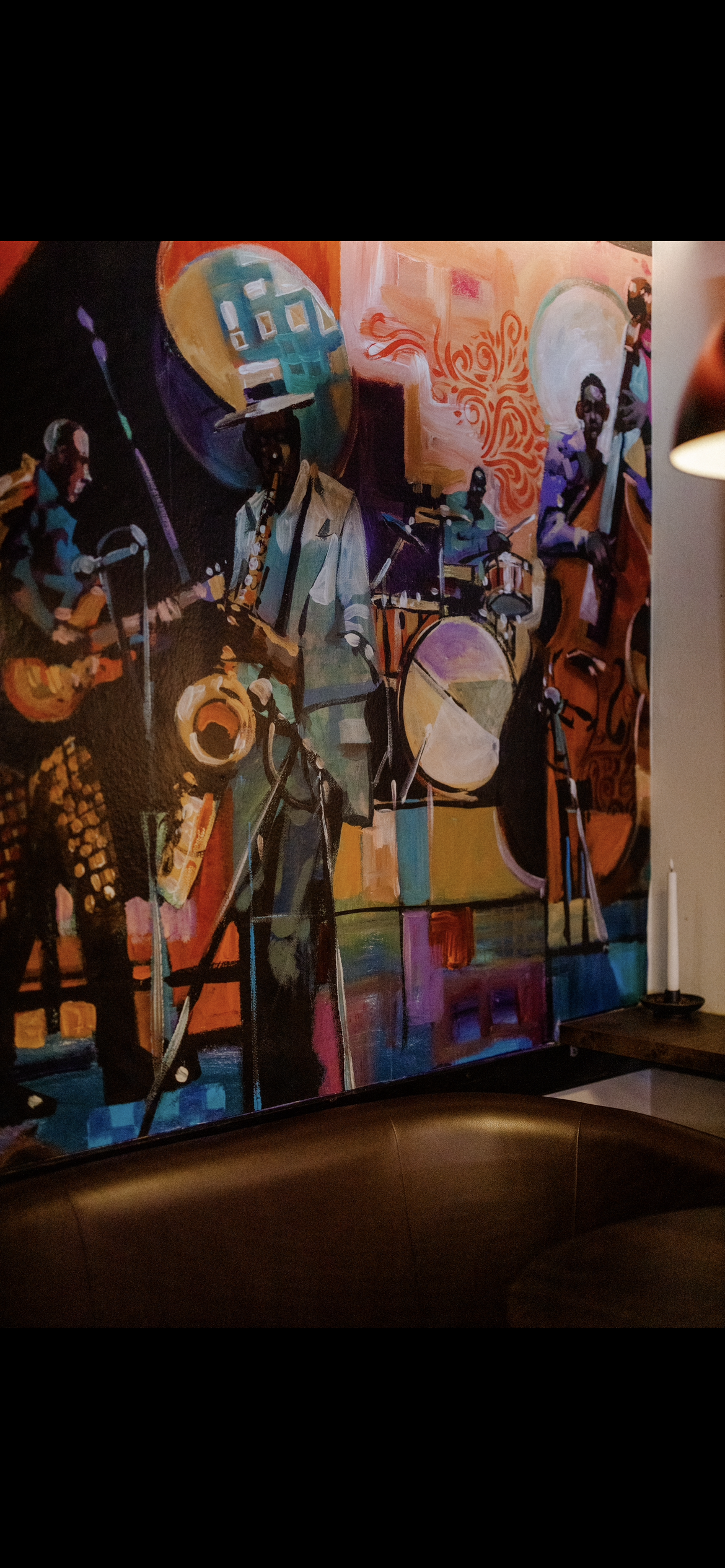 Ravintola Rattiksessa on värikäs seinämaalaus jazzbändistä