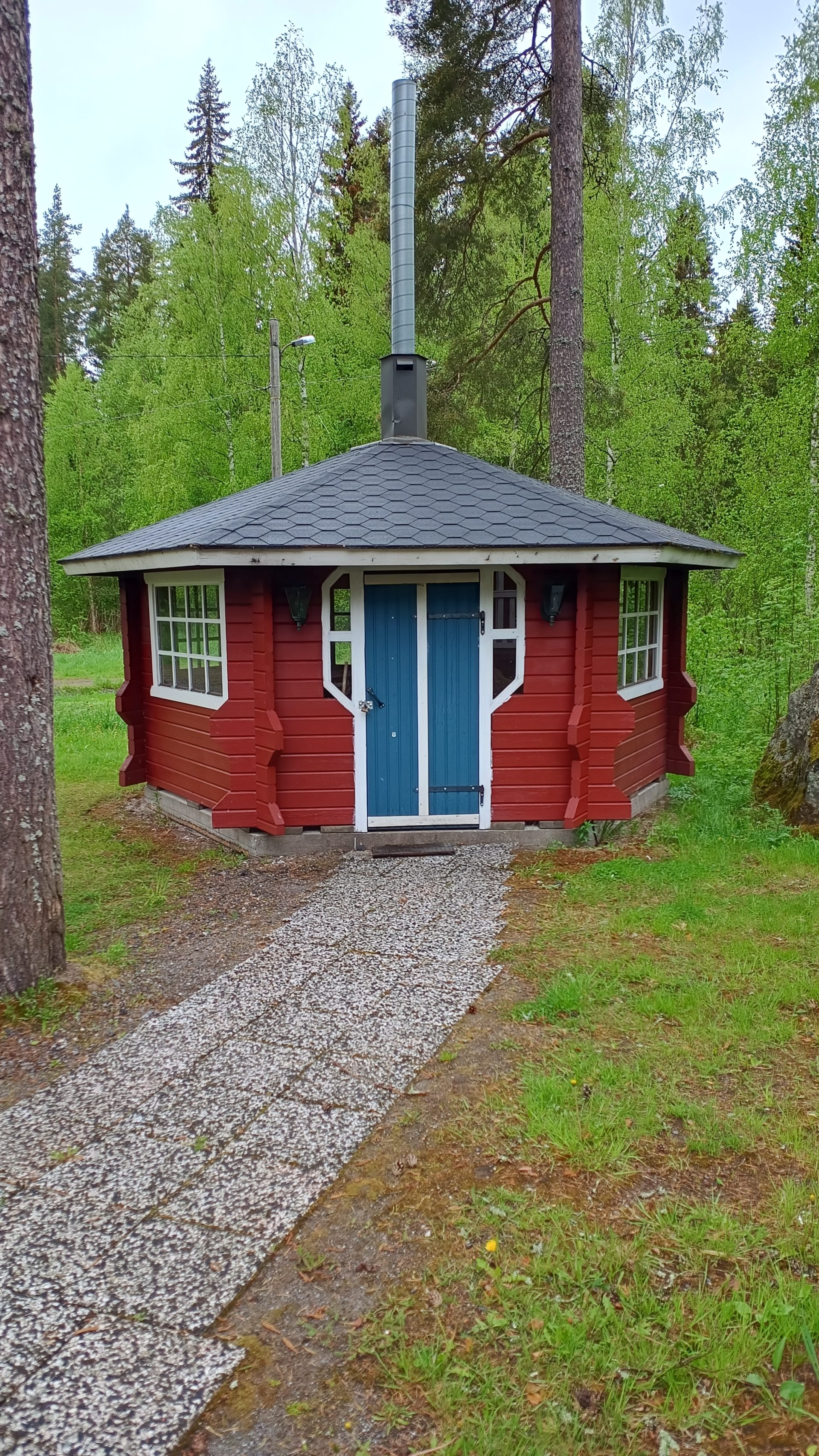 Hyvelän Urheilumaja pieni punainen grillikota ulkoa