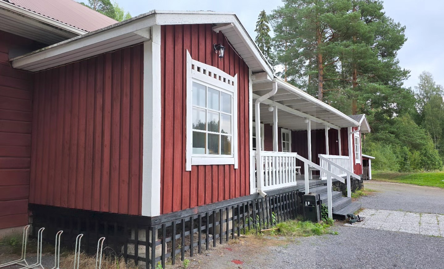 Hyvelän Urheilumaja punainen rakennus ulkoa sivusta