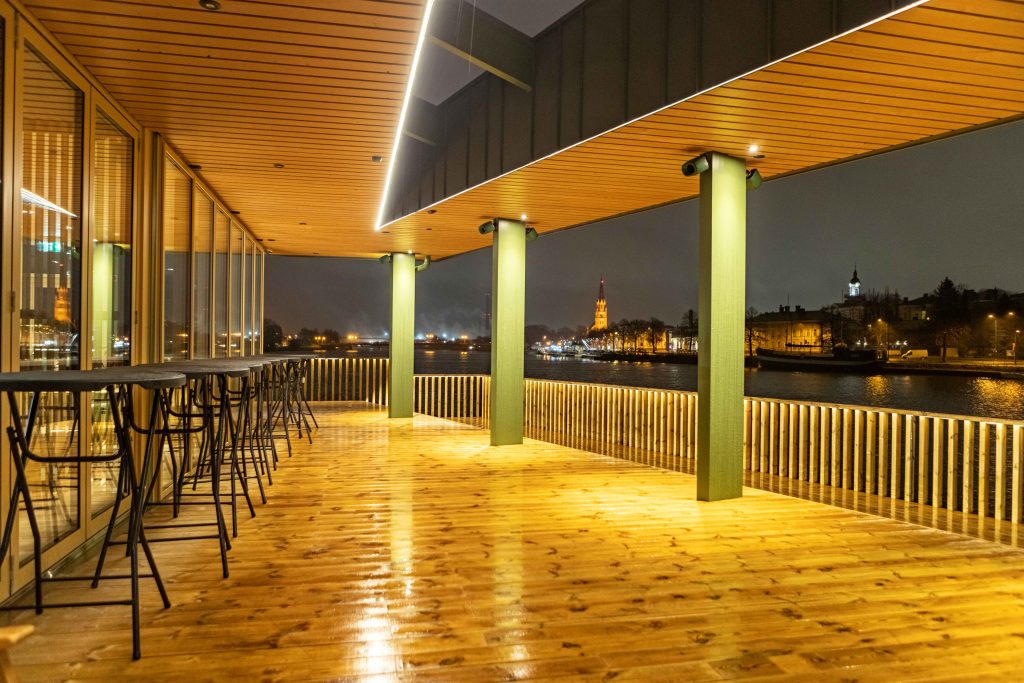 Rauha Sauna & Loungen terassi ja Etelärannan maisemaa