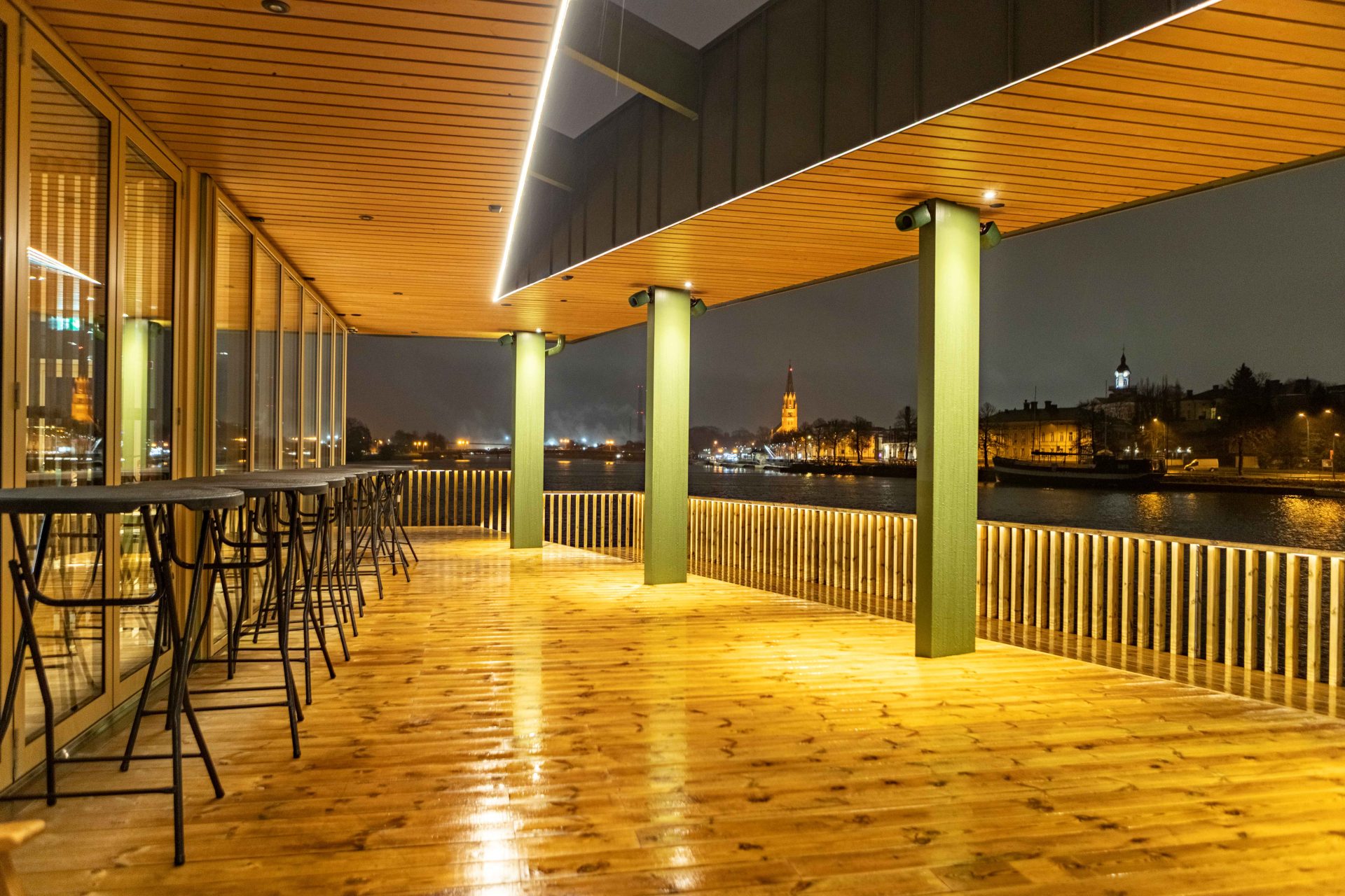 Rauha Sauna & Loungen terassi ja Etelärannan maisemaa