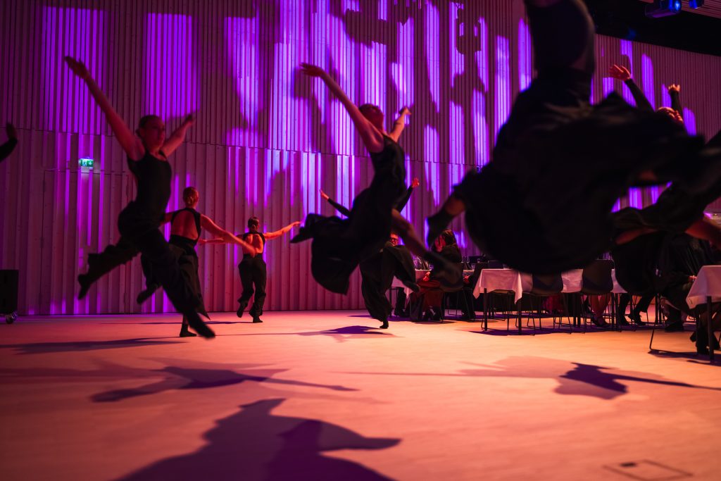 Tanssijoita lavalla