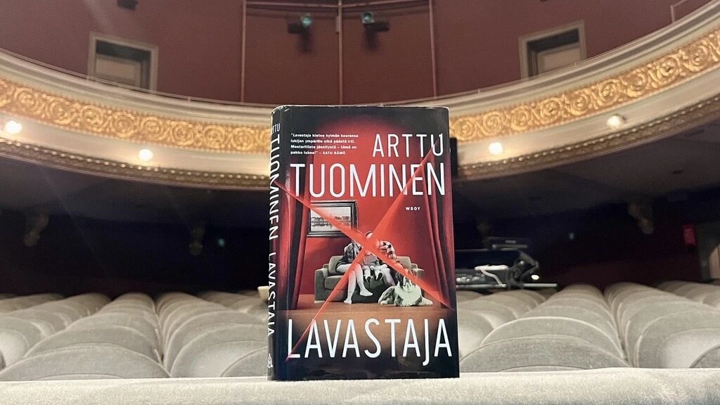 Arttu Tuomisen Lavastaja-kirjan kansi