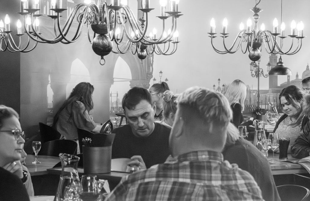 Trattoria Dante by Gallessa ihmisiä ruokailemassa.