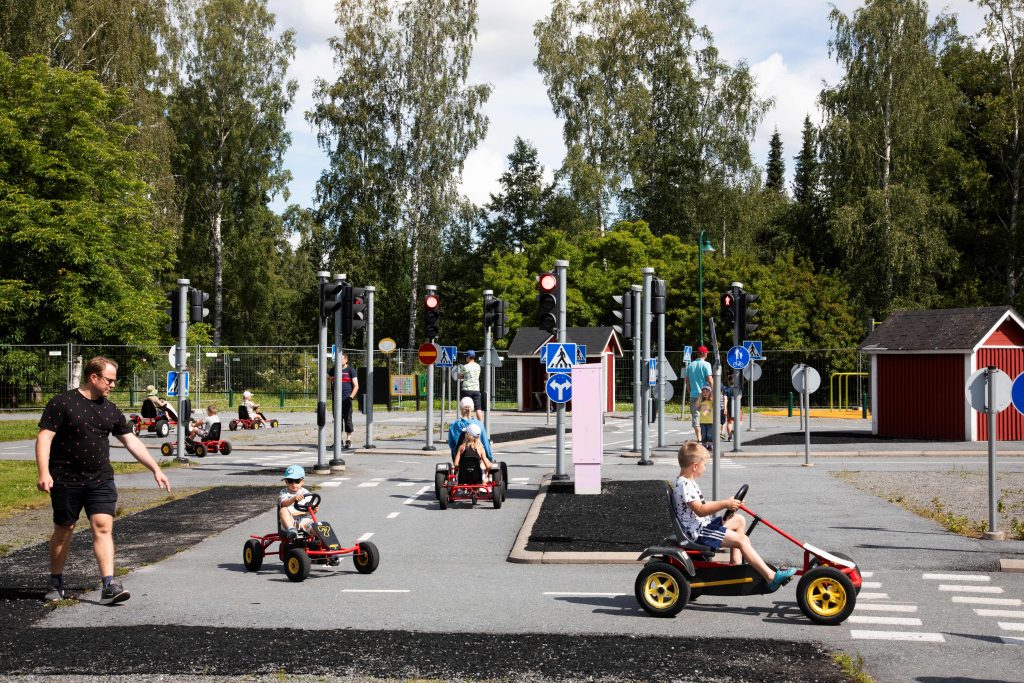 Lapsia polkuautoilemassa Liikennepuisto Vinkkarissa