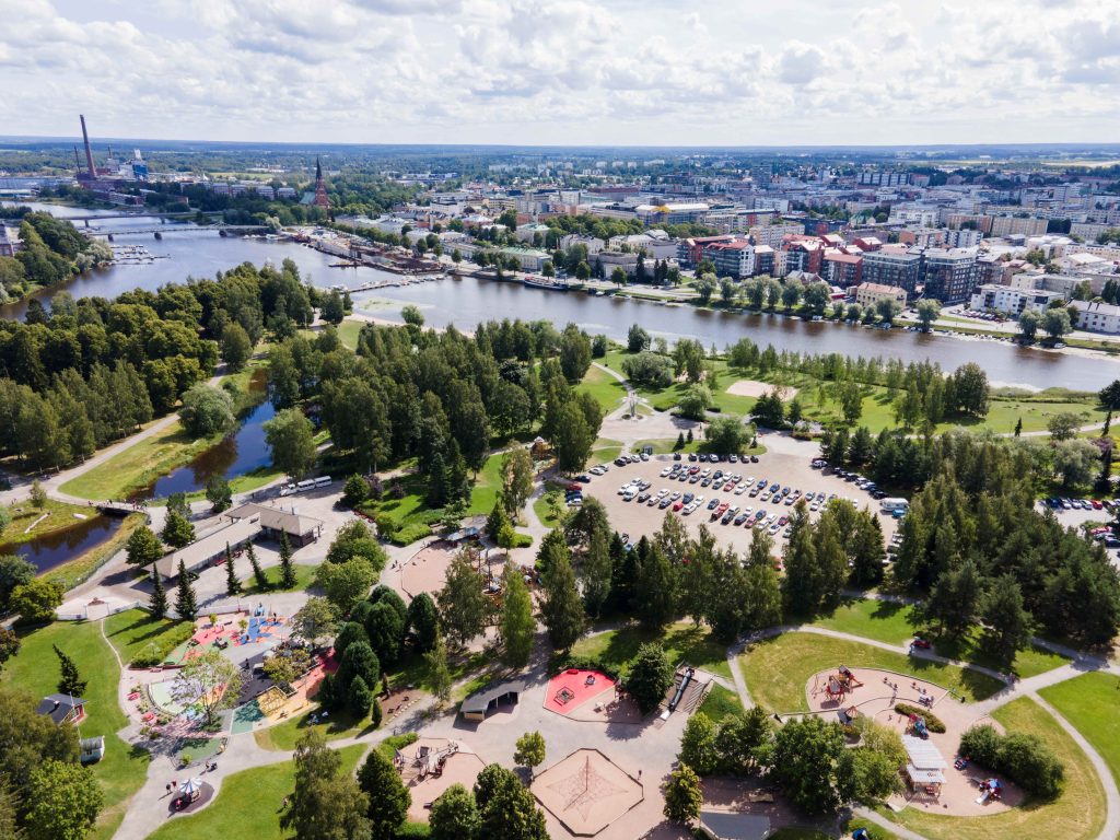 Ilmakuva Kirjurinluodon puistoalueesta kohti keskustaa