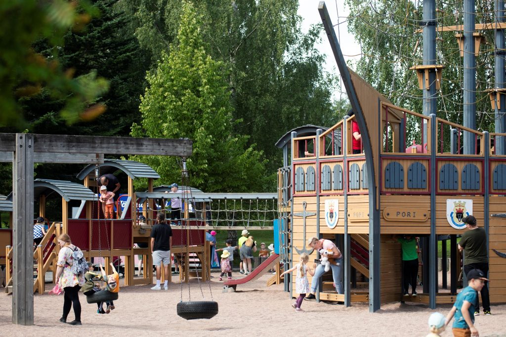 Lapsia leikkimässä Pelle Hermannin leikkipuiston merirosvolaivassa