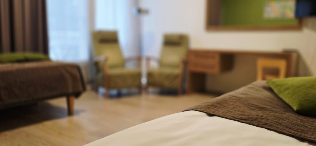 Kunnonlähteen huone vihreine nojatuoleineen.