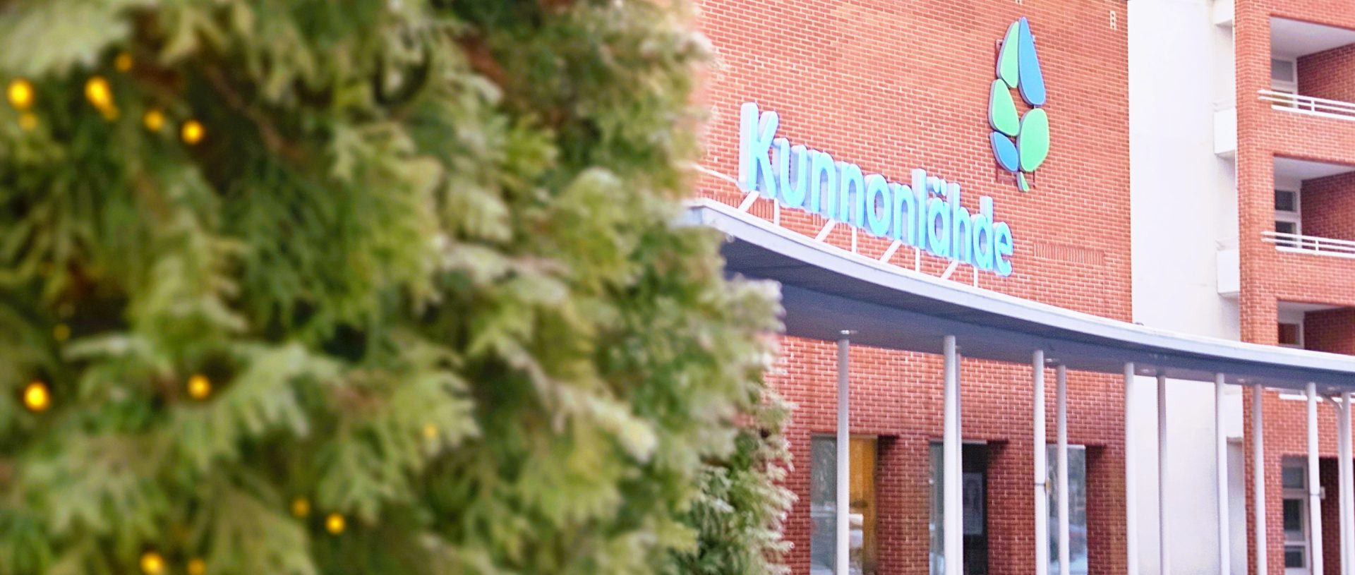 Kunnonlähteen tiilinen julkisivu ulkoa.