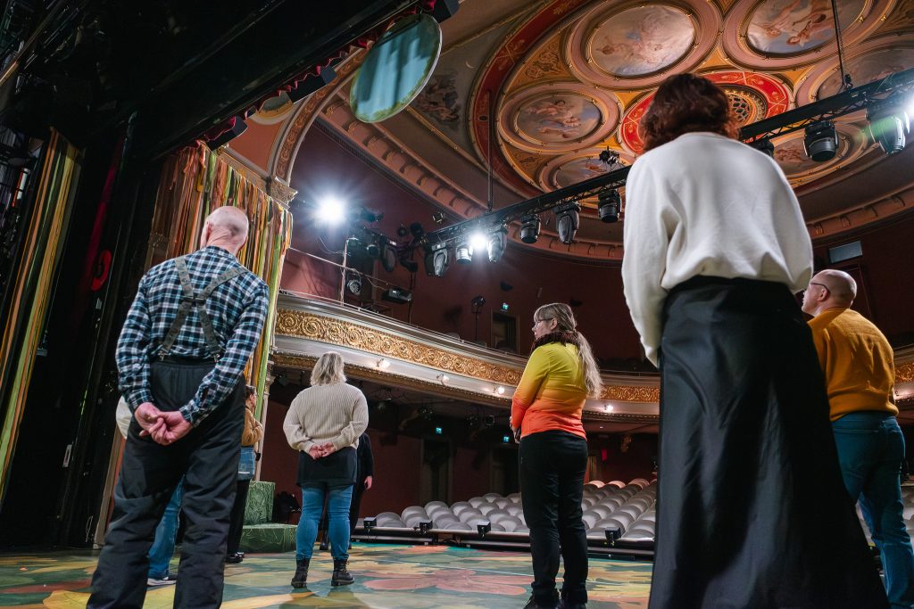 Dekkarikävely Lavastajan jäljillä - ihmisiä Porin teatterissa