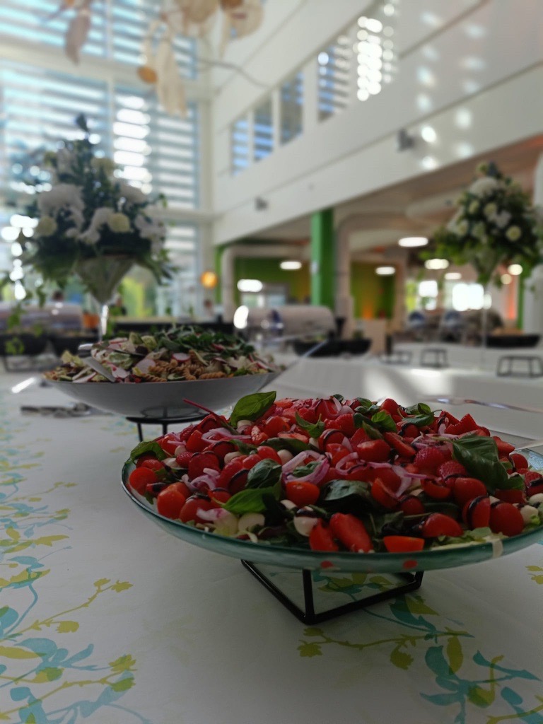 Ravintola Silvia_buffeepöydällä salaattivateja.