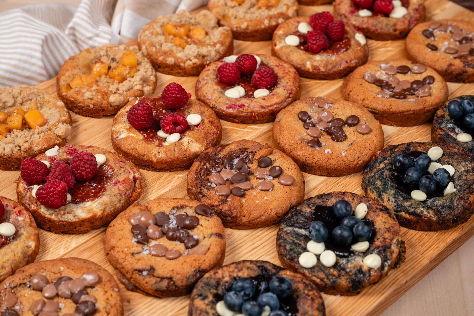 Blåbärin neljää erilaista keksiä.