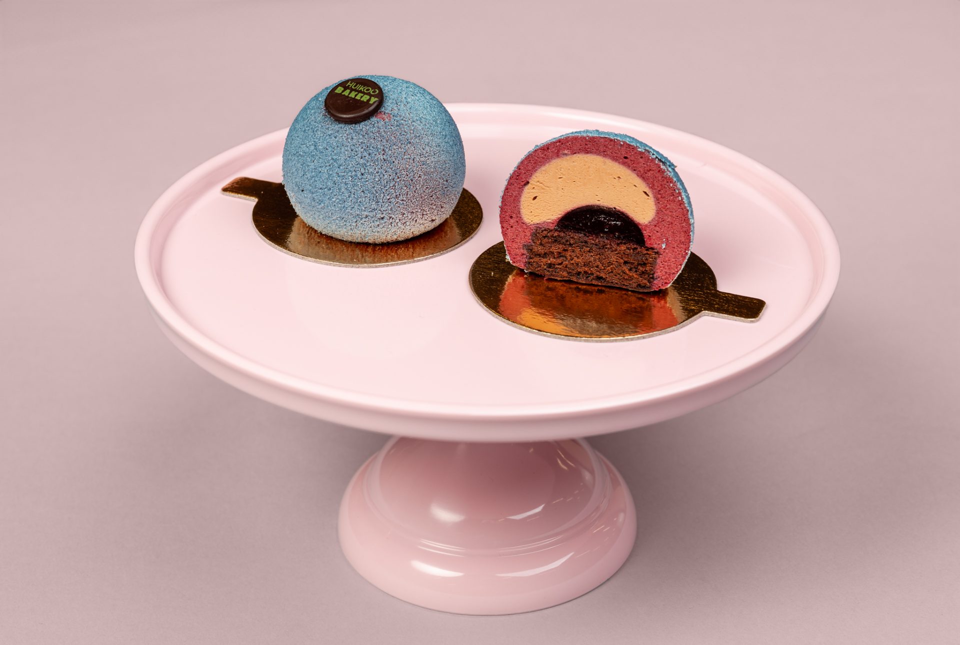 Blåbärin nimikkoleivos, josta toinen leivos halkaistuna.