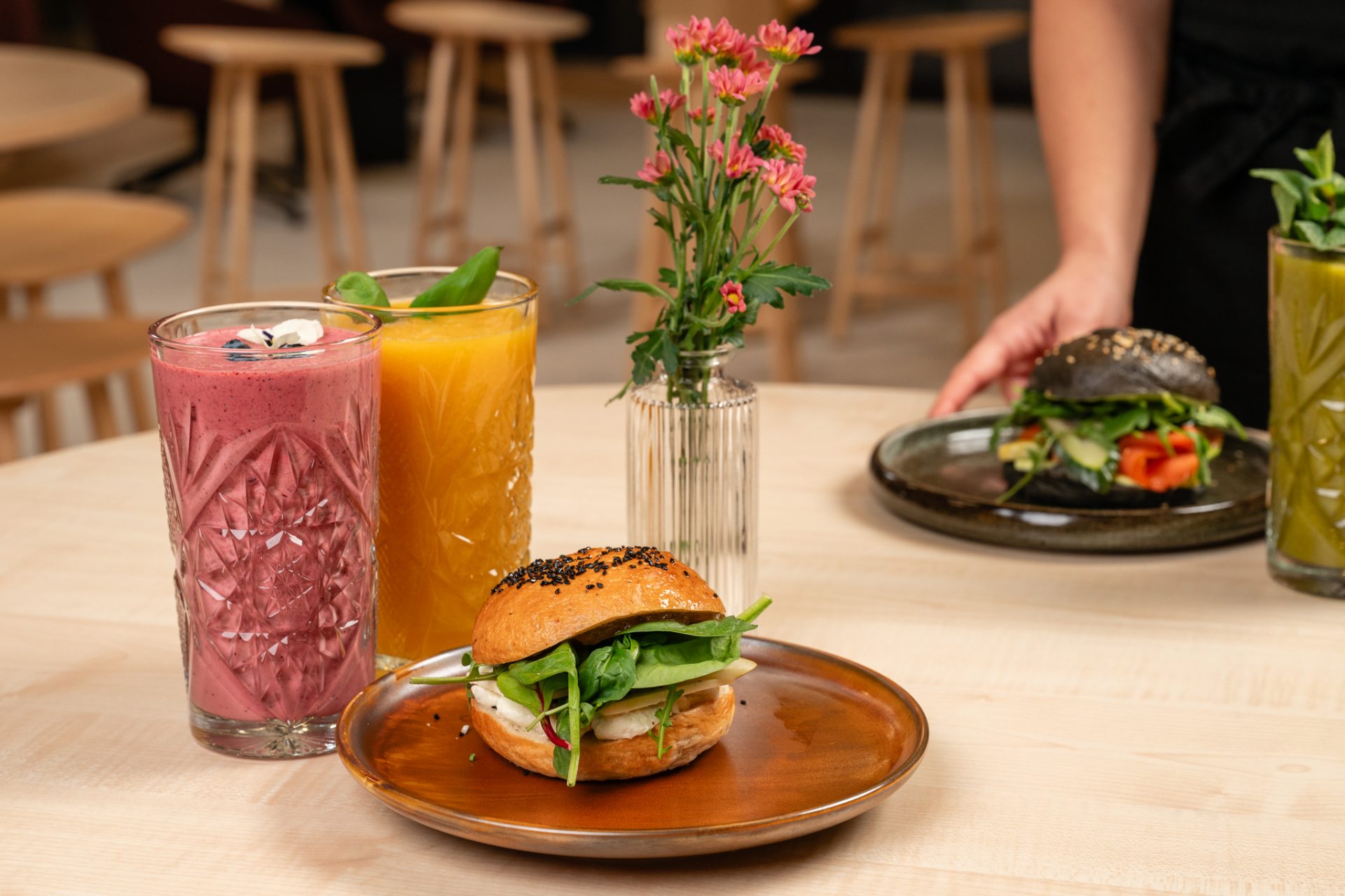 Blåbärin pöydällä täytetyt sämpylät ja smoothiet.