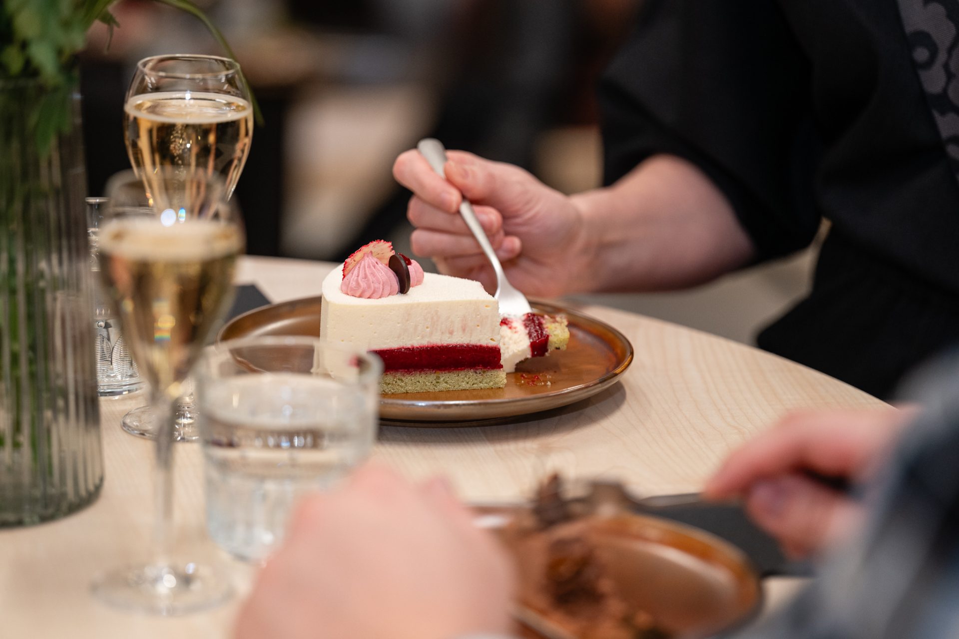 Blåbärissä nauttimassa kuohuvaa ja herkkuja.