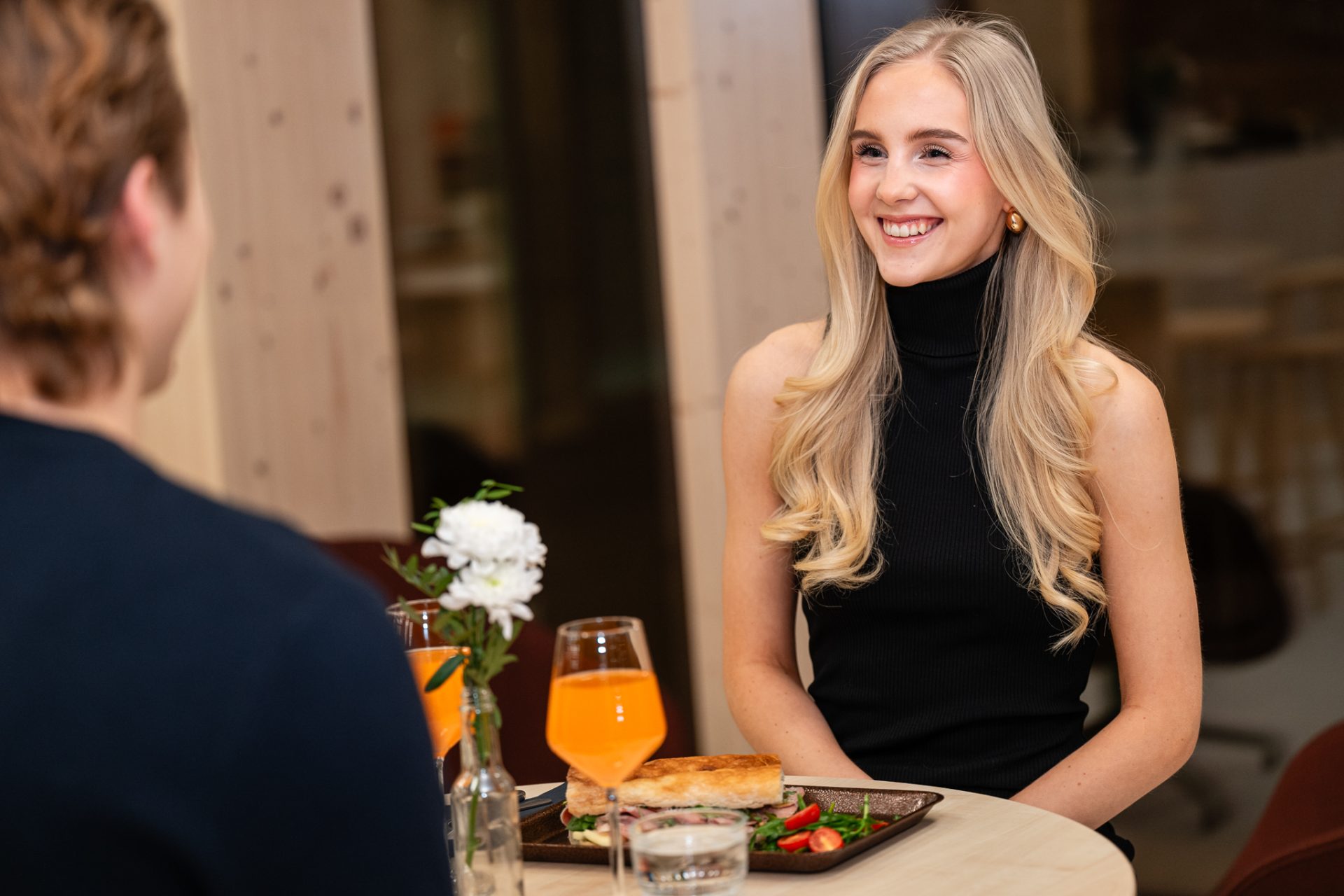 Blåbärissä pariskunta pöydässä nauttimassa kahvilan herkuista.