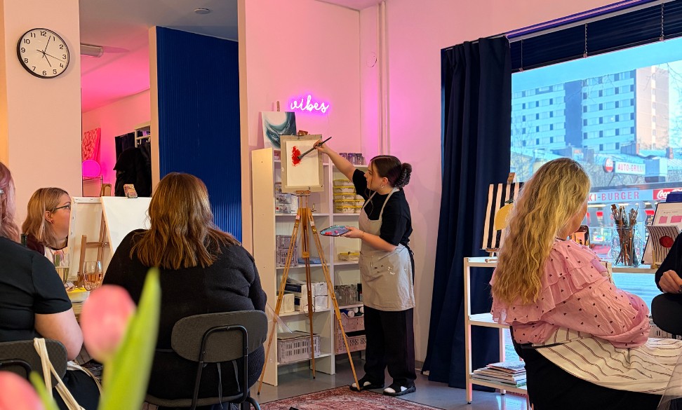 Luavaamon maalauspaja alkamassa.