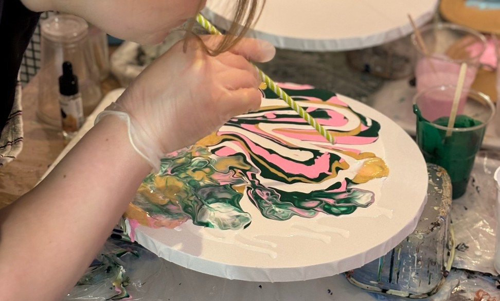 Luavaamon maalauspajassa valmistuu taulu puhallustekniikalla.