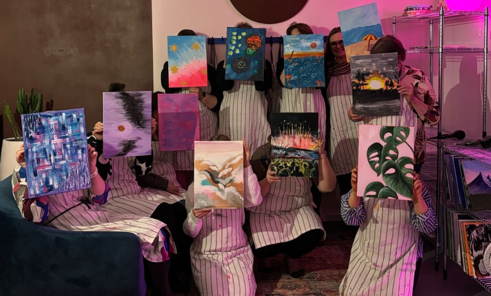 Luavaamon työpajassa ollut ryhmä esittelee taulujaan.