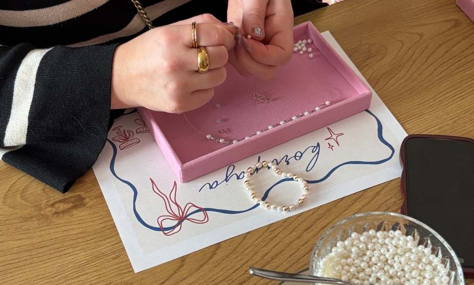 Luavaamon työpajassa valmistuu helmikoruja.