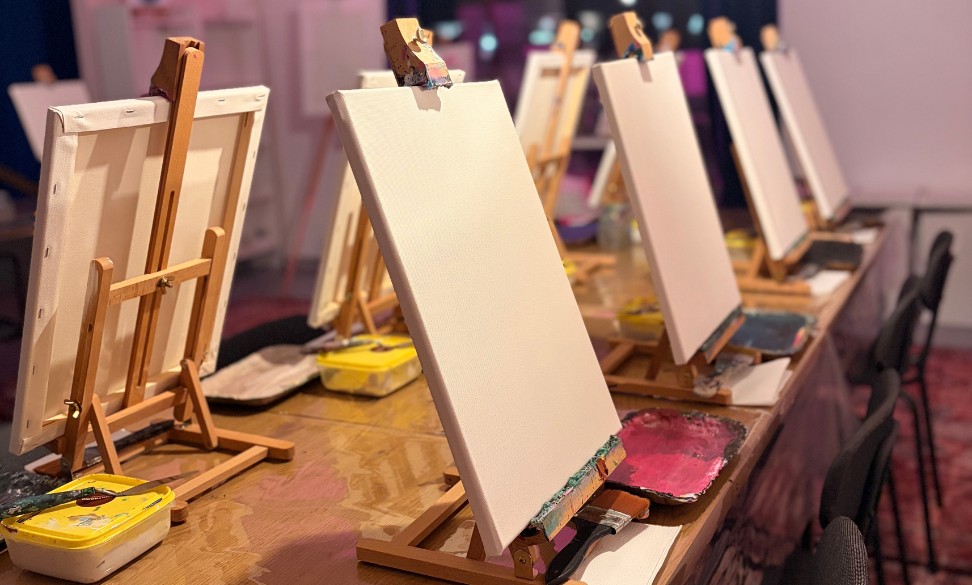 Luavaamossa työpöydällä valmiit kankaat odottamassa osallistujia.