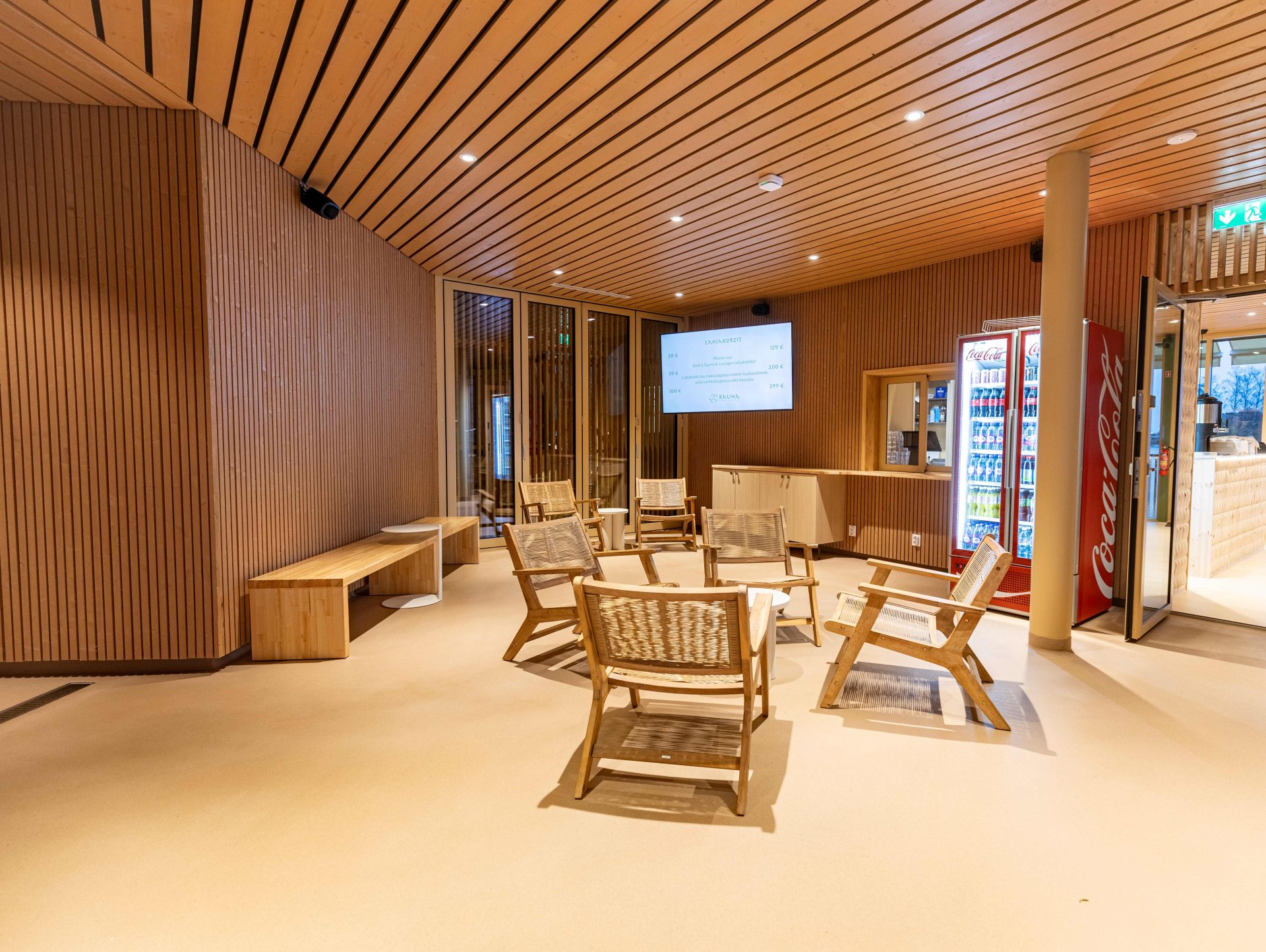 Rauha Sauna & Loungen saunan lounge-tila.