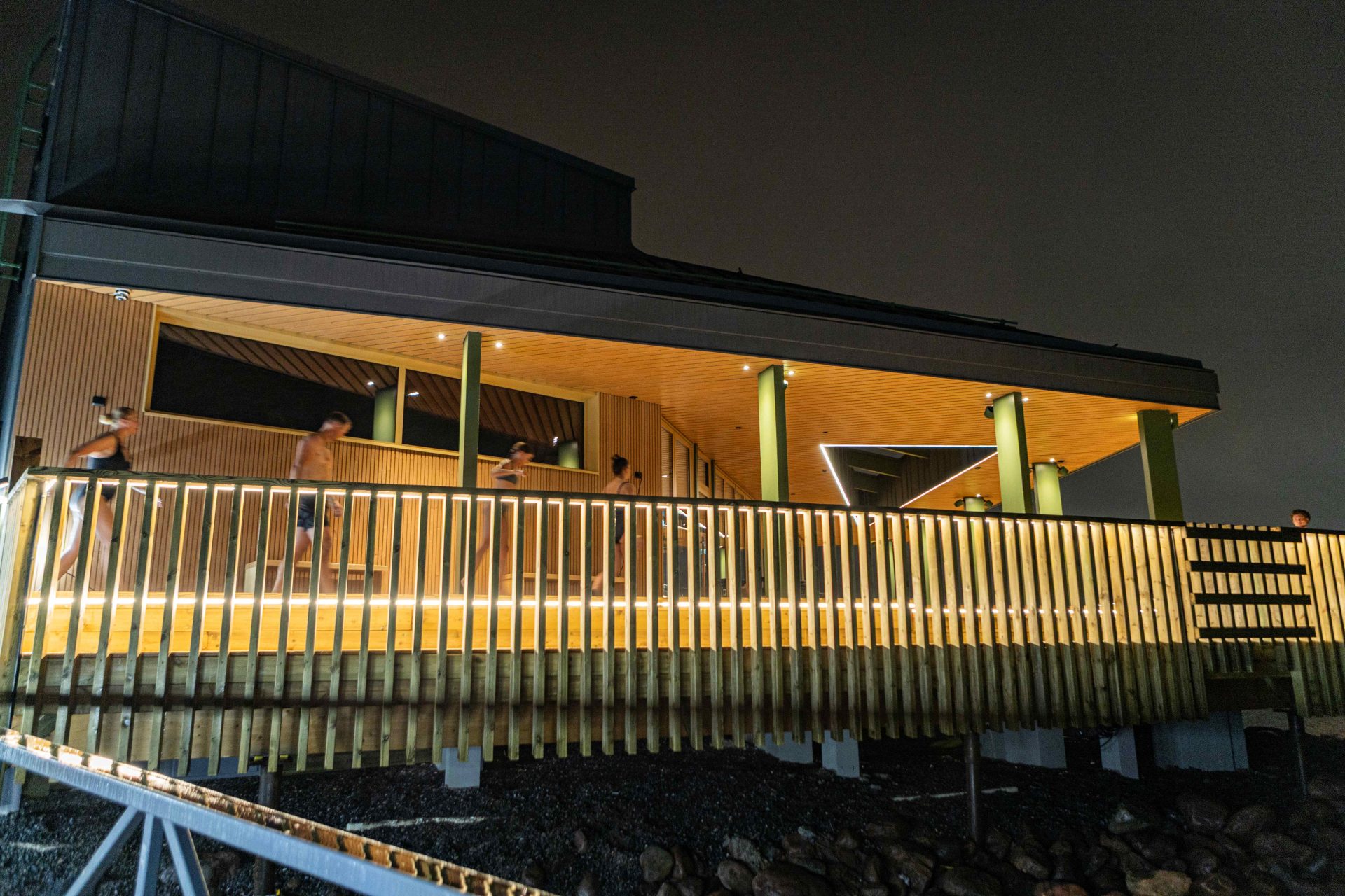 Rauha Sauna & Loungessa saunojia menossa ulkoterassilla uimasta saunaan.