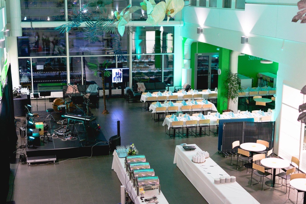 Ravintola Silvian tilaan katettuna pöydät ja tarjoilupöydät sekä orkesterikoroke.