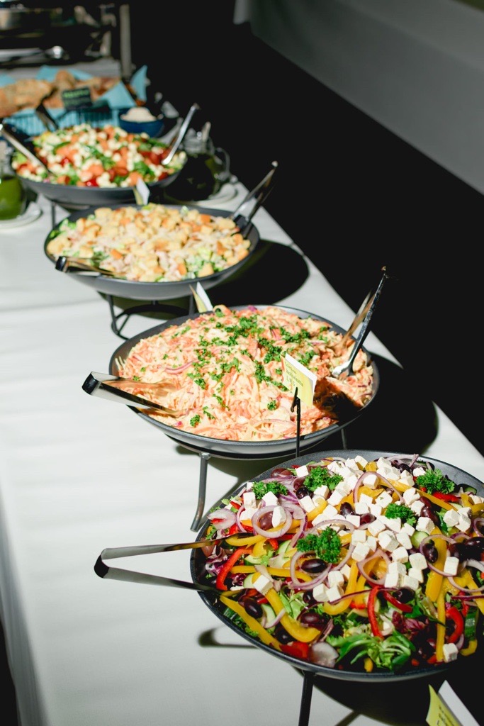 Ravintola Silvian juhlavassa buffeepöydässä monia eri salaatteja.