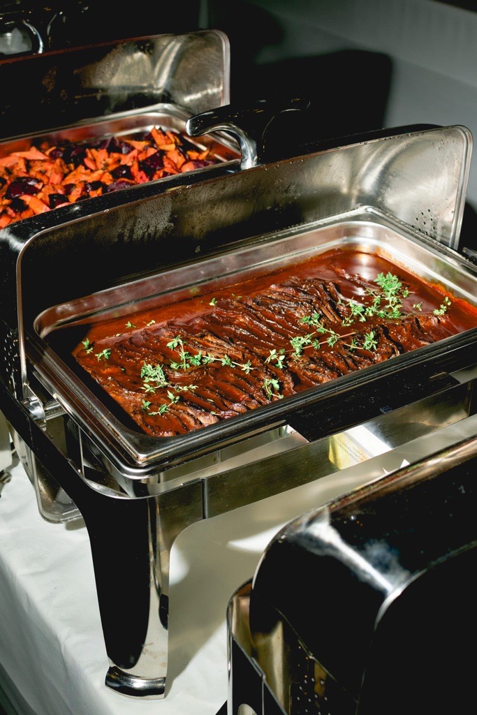 Ravintola Silvian lämpimän buffeepöydän tarjottavina lihaa ja kasviksia.