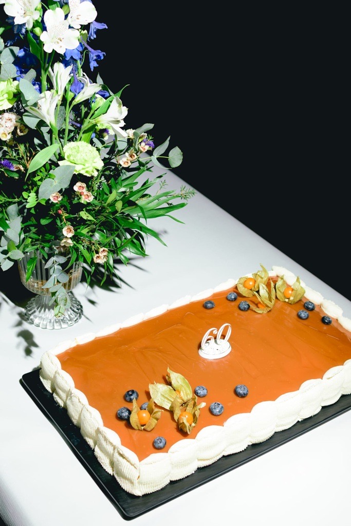 Ravintola Silviassa pöydällä täytekakku ja kukat.