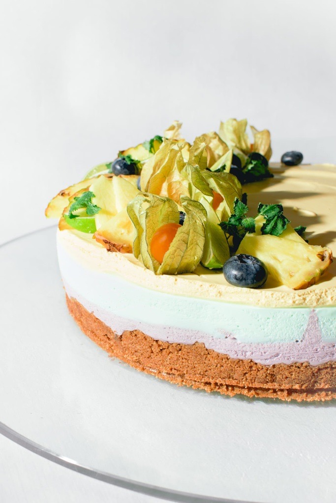 Ravintola Silvian tuorejuustokakku hedelmä- ja marjakoristeluin.