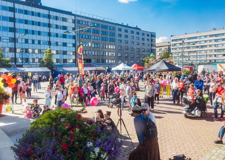 Markkinat kauppatorilla, aurinkoisena päivänä