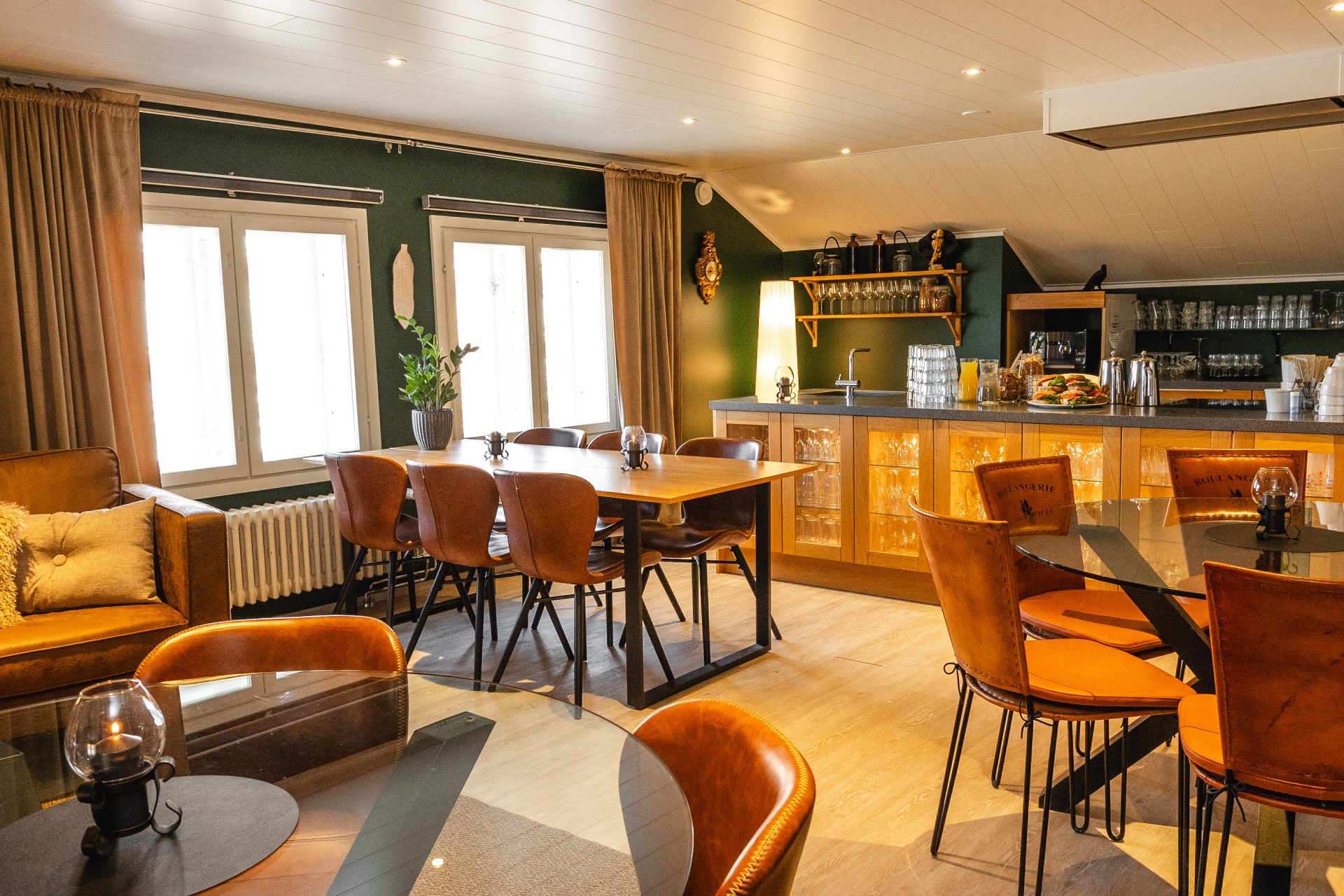 Ravintola Siltalyhdyn konjakkikabinetti.