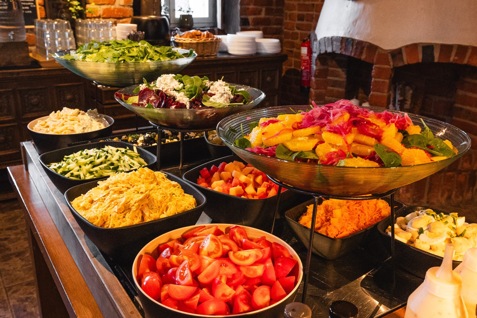 Ravintola Siltalyhdyn runsas salaattipöytä.